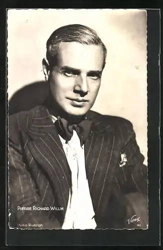 AK Schauspieler Pierre Richard Willm im Anzug mit Fliege und zurückgekämmten Haaren