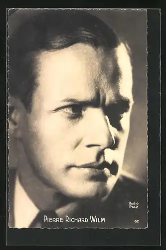 AK Schauspieler Pierre Richard Willm mit strengem Blick zur Seite