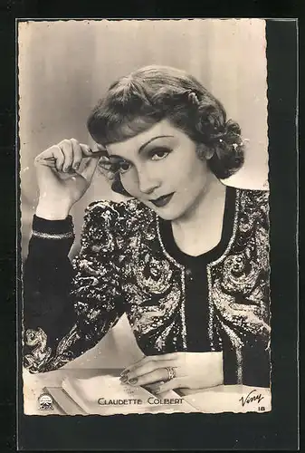 AK Schauspieler Claudette Colbert mit Papier und Stift und nachdenklichem Blick