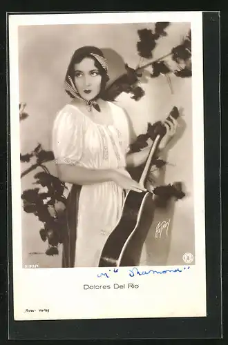 AK Schauspieler Dolores Del Rio mit Kopftuch und Gitarre