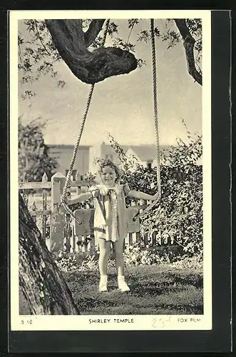 AK Schauspieler Shirley Temple an einer Schaukel stehend