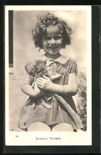 AK Schauspieler Shirley Temple mit Kätzchen im Arm