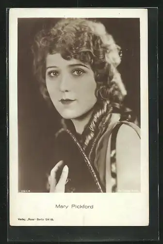 AK Schauspieler Mary Pickford mit ausdruckslosem Blick in die Kamera