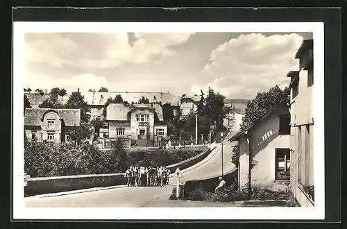 AK Msene u Budyne nad Ohri, Passanten auf der Strasse durch den Ort