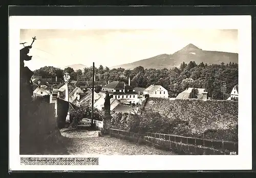 AK Letovisko Mimon, Stadtansicht mit dem Berg im Hintergrund