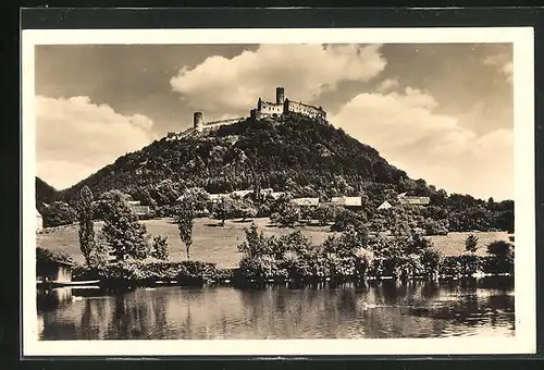 AK Hrad Bezdez, Blick vom Ufer hinauf zur Burg