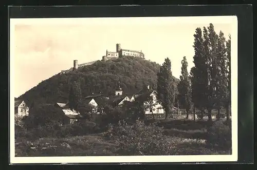 AK Hrad Bezdez, auf dem Feld mit Blick zur Burgruine Bösig