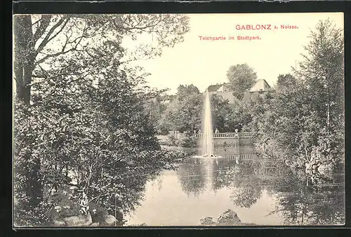 AK Gablonz / Jablonec Nad Nisou, Teichpartie im Stadtpark mit Wasserspiel
