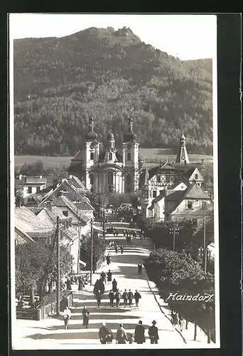 AK Haindorf / Hejnice, Passanten auf dem Weg zur Kirche