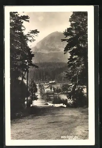 AK Bor u Cescke Lipy, auf dem Weg vom Wald in die Ortschaft im Tal