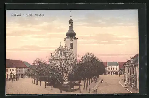 AK Budyne n. Ohri, Namesti, Passanten an der Kirche