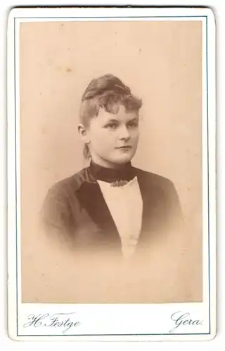 Fotografie Heinrich Festge, Gera, Sorge Ecke der Humboldstrasse, Portrait junge Dame mit Hochsteckfrisur