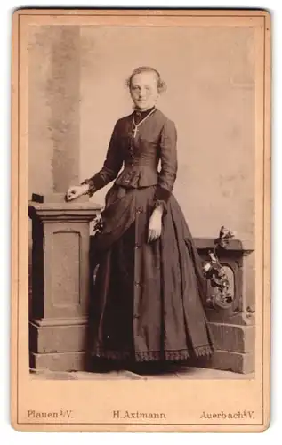 Fotografie Heinrich Axtmann, Plauen i /Voigtl., Oberer Graben 19, Portrait elegante Dame mit Kreuzkette