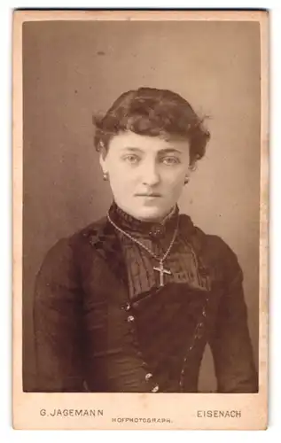 Fotografie G. Jagemann, Eisenach, Goldschmiedenstrasse 11, Portrait junge Dame im Kleid mit Kreuzkette