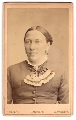 Fotografie Heinrich Axtmann, Plauen i /Voigtl., Oberer Graben 19, Portrait bürgerliche Dame mit Kragenbrosche & Amulett