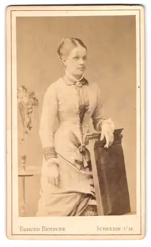 Fotografie Edmund Behncke, Schwerin i /M., Wismarsche Strasse 26, Portrait hübsch gekleidete Dame mit Kragenbrosche