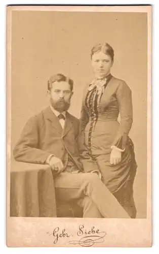 Fotografie Gebr. Siebe, Halle a. S., Leipzigerstrasse 62, Portrait junges Paar in modischer Kleidung