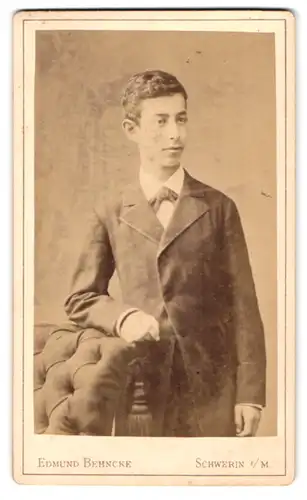 Fotografie Edmund Behncke, Schwerin i /M., Wismarsche Strasse 26, Portrait junger Herr im Anzug mit Fliege