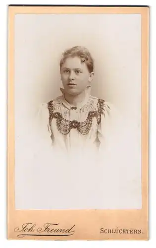 Fotografie Joh. Freund, Schlüchtern, Portrait junge Dame in hübscher Kleidung