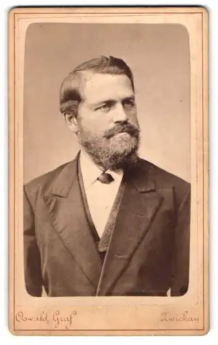 Fotografie Oswald Graf, Zwickau i /S., Portrait stattlicher Herr im Anzug mit Vollbart