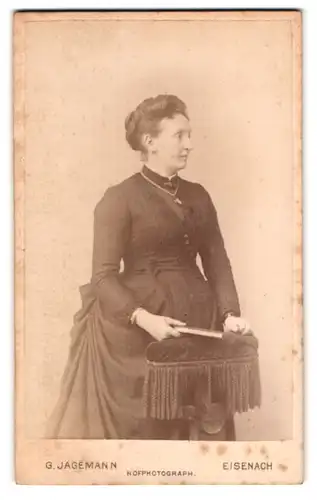 Fotografie G. Jagemann, Eisenach, Goldschmiedenstrasse 11, Portrait elegante Dame mit Buch in der Hand