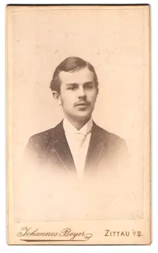 Fotografie Johannes Beyer, Zittau i /S., Portrait modisch gekleideter Herr mit Oberlippenbart