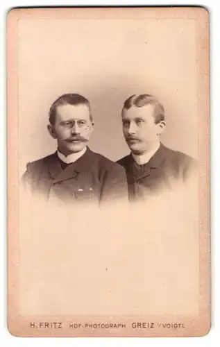 Fotografie Heinr. Fritz, Greiz, Weststrasse 6, Portrait Portrait zwei junge Herren in modischer Kleidung