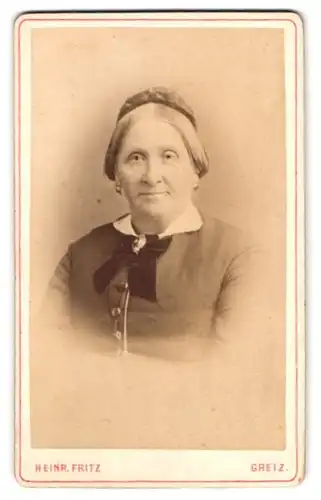 Fotografie Heinr. Fritz, Greiz, Portrait ältere Dame mit hochgestecktem Haar und Haarnetz