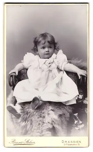 Fotografie Bruno Stelzer, Dresden, Grosse Plauenschestrasse 35, Portrait kleines Mädchen im weissen Kleid