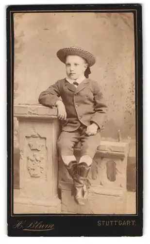 Fotografie Hermann Blum, Stuttgart, Friedrichstrasse 31, Portrait kleiner Junge im Anzug mit Strohhut