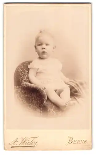 Fotografie A. Wicky, Berne, Portrait süsses Kleinkind im Hemd mit nackigen Füssen