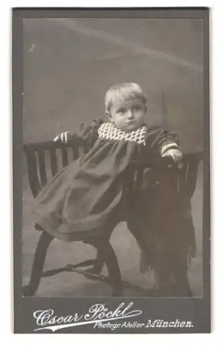 Fotografie Oscar Pöckl, München, Kaufingerstrasse 21, Portrait kleines Mädchen im modischen Kleid