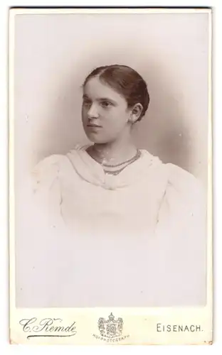 Fotografie Carl Remde, Eisenach, Frauenberg 29, Portrait junge Dame im Kleid mit Halskette