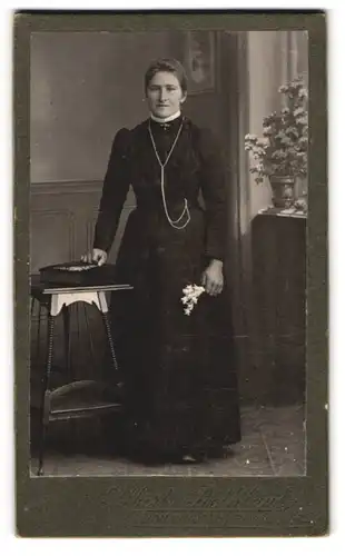 Fotografie Albert Rothlauf, Donauwörth, Bahnhofstrasse 65, Portrait junge Dame im eleganten Kleid