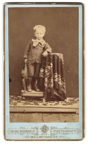 Fotografie Georg Schindele, Wollmetshofen, Portrait kleiner Junge in modischer Kleidung