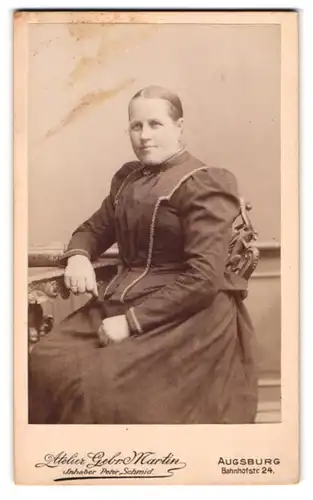 Fotografie Gebr. Martin, Augsburg, Bahnhofstrasse 24, Portrait junge Dame in hübscher Kleidung