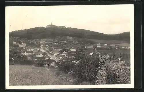 AK Zbiroh, Blick auf Hügel mit Kirche und Ort