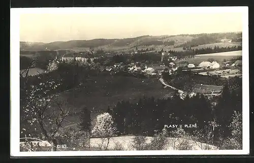 AK Plasy /Plzne, Ortsansicht mit umliegender Hügelllandschaft