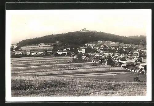 AK Zbiroh, Kirche auf Berg mit davorliegendem Ort