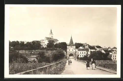 AK Stribro, Strasse und Stadttor mit Passanten