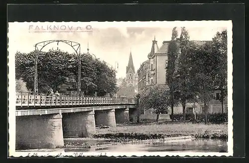 AK Falknov n. O., Flusspartie mit Brücke und Blick in die Stadt hinein