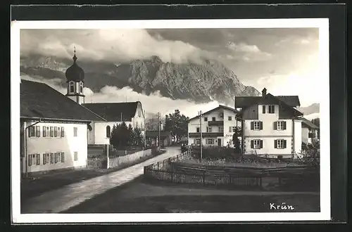 AK Krün, Strassenpartie mit Gasthof und Kirche zum Fusse eines Berges