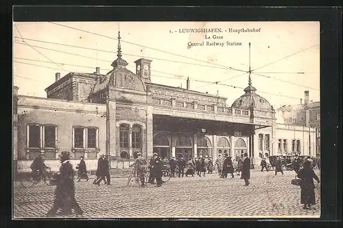 AK Ludwigshafen, Hauptbahnhof mit Passanten