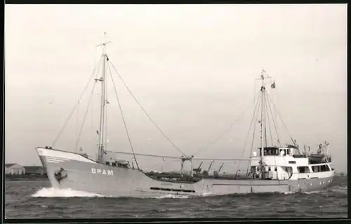 Fotografie Frachtschiff Bram in Fahrt