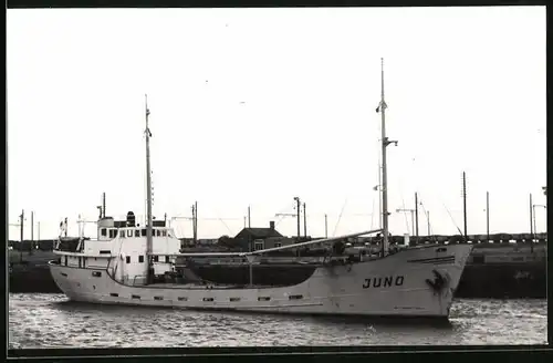 Fotografie Frachtschiff Juno im Hafen