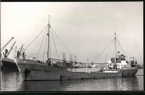 Fotografie Frachtschiff Henrica Thekla am Hafen