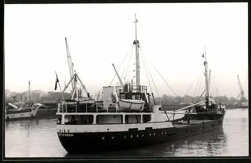 Fotografie Frachtschiff Mies in Fahrt