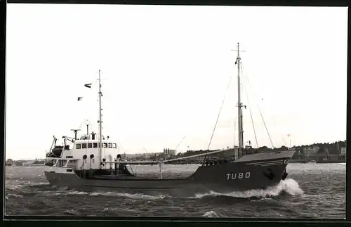 Fotografie Frachtschiff Tubo in voller Fahrt