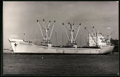 Fotografie Frachtschiff Ingeborg Rinde vor Anker