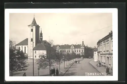 AK Dobrany, Strasse an der Kirche